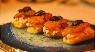 Kalifa de bruscheta de bacalhau, com pétalas de tomate confitados ao forno, vinagrete de cebola e azeitonas pretas