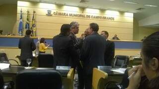 O clima esquentou durante a sessão da Câmara e vereadores Alex e Paulo Siuf discutem (Foto - Juliana Brum)