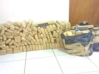 Caminhonete e 135 quilos de maconha s&atilde;o apreendidos em casa 