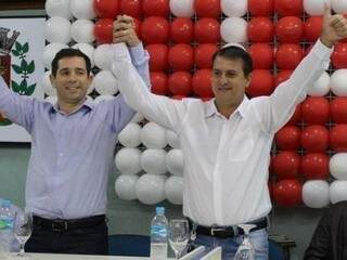 Carlos Pelegrini [de camisa branca] foi o vencedor do pleito neste domingo (Foto: VIlson Nascimento/A Gazeta News)
