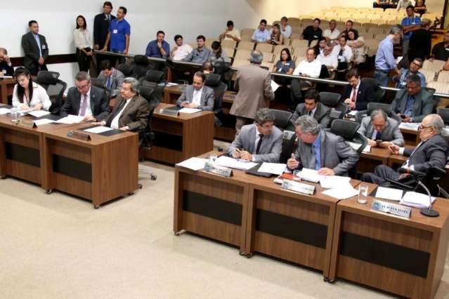 Para limpar pauta, deputados aprovam 19 projetos antes do recesso