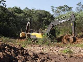 Equipes da prefeitura trabalham com duas escavadeiras hidráulicas e dez caminhões (Foto: Kísie Ainoã)