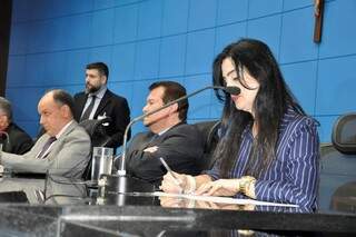 Deputados Junior Mochi (MDB), Maurício Picarelli (PSDB) e Mara Caseiro (PSDB), durante sessão (Foto: Luciana Nassar/ALMS)