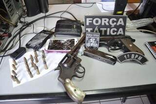 Armas usadas para render casal. Bandidos destruíram celulares das vítimas. (Foto: Simão Nogueira)