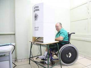 Eleitor na urna eletrônica na Escola Joaquim Murtinho (Foto: Arquivo)