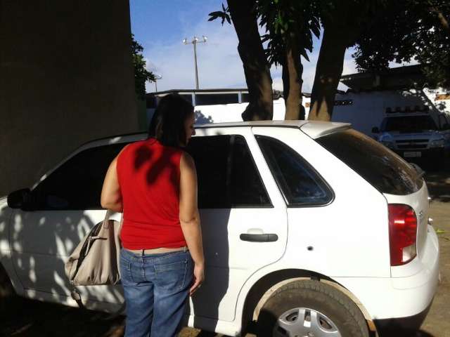 Secret&aacute;ria deixa chave na igni&ccedil;&atilde;o, homem aproveita descuido e leva o carro