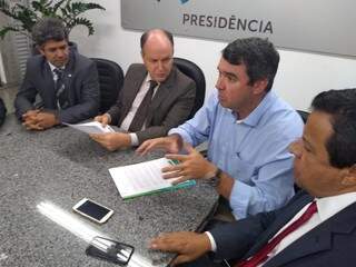 Da esquerda à direita, deputados Rinaldo Modesto (PSDB), Junior Mochi (MDB), secretário Eduardo Riedel, e deputado Amarildo Cruz (PT). (Foto: Leonardo Rocha).