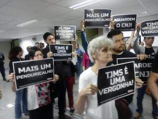 Servidores da Justiça protestaram ontem, na Assembleia, contra gratificação para juízes. (Foto: Leonardo Rocha)