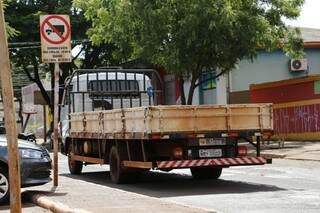 Caminhão desrespeita área proibida e circula livremente em avenida central de Dourados (Foto: Eliel Oliveira)