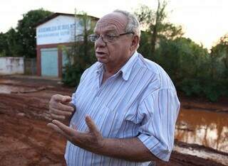 José acusa prefeitura de não concluir trabalho de terraplanagem. (Foto: Marcelo Victor) 