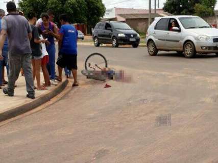 A caminho da escola de bicicleta, menino morre atropelado por caminhão