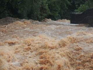 A chuva também foi suficiente para aumentar o nível de água da cachoeira na rua Ceará. 