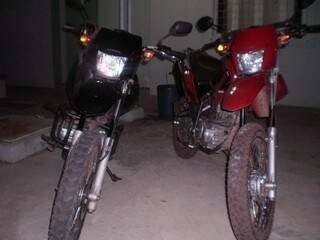 Duas motocicletas foram recuperadas na casa de um dos suspeitos, que ainda não foi preso. (Foto: Divulgação/6º BPM) 