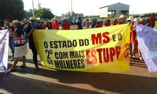 Sem-terra chamam a atenção para o auto índice de casos de violência contra a mulher em MS (Foto: Divulgação/MST)