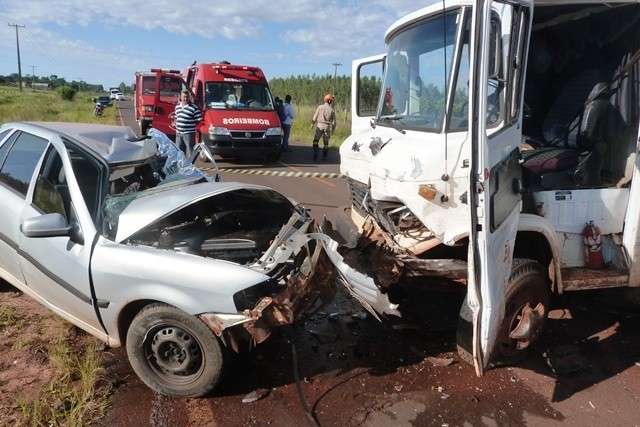 Carro bate de frente com caminhão e jovem de  25 anos morre na hora