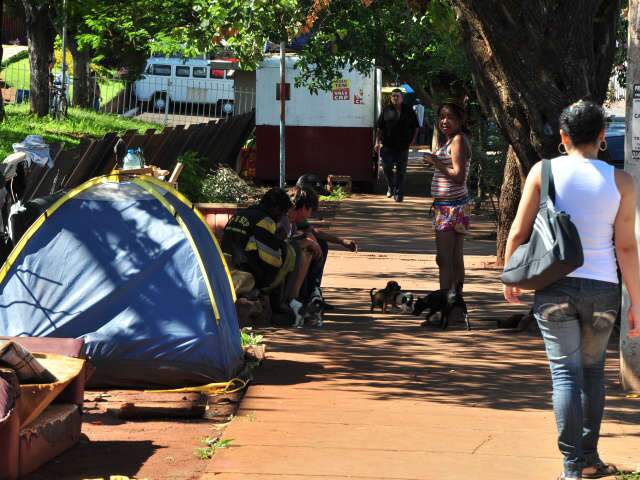  Vizinhos dizem j&aacute; ter se acostumado com acampamento na cal&ccedil;ada da Santa Casa