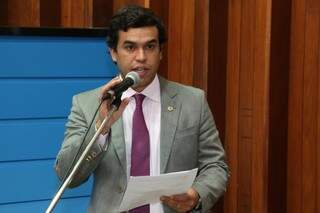 Deputado Beto Pereira apresentou projeto, durante sessão na Assembleia (Foto: Victor Chileno/ALMS)