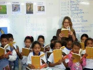 De acordo com a Base Nacional Comum Curricular, até o 2º ano do ensino fundamental, geralmente aos 7 anos, os estudantes deverão ser capazes de ler e escrever - (Elza Fiuza/ Agência Brasil)