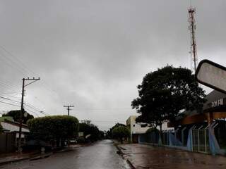Chove desde a manhã desta terça-feira em Dourados e volume ultrapassa os 100 milímetros (Foto: Helio de Freitas)