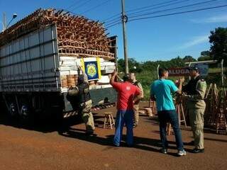 A droga estava escondida em um carregamento de bancos de madeira. Depois de pesada, o entorpecente totalizou 15,2 toneladas. (Foto: divulgação/PRF)