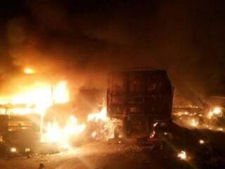 Três veículos de carga, dois carregados com milho e um com areia de construção, pararam atravessados na pista e foram destruídos por incêndio. (Foto: A Gazeta News)