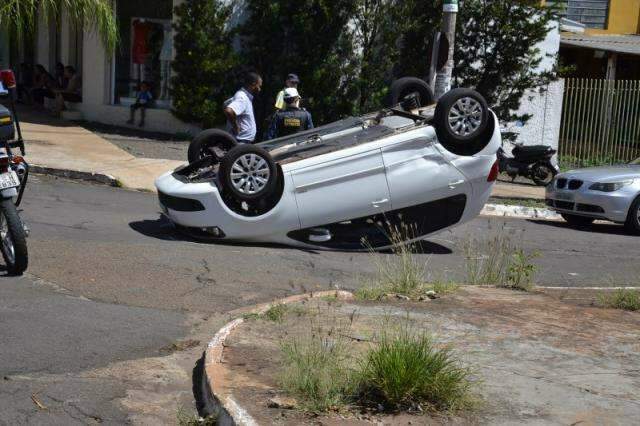 Carro capota ap&oacute;s colis&atilde;o em cruzamento e ocupantes saem ilesos
