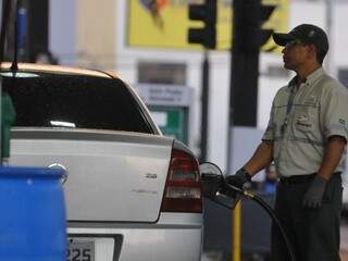 Com litro á R$1,99, motoristas poderão abastecer até 15 litros cada (Foto: Alcides Neto)