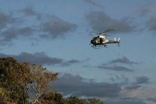 Helicóptero ajuda PRF, Batalhão de Choque e policiais na busca de assassinos (Foto: Cleber Gellio)