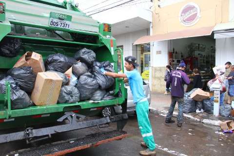 Força tarefa orienta moradores a juntar lixo nas ruas para facilitar coleta