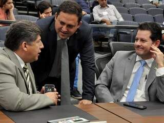 Deputados Lídio Lopes (Patri), Márcio Fernandes (MDB) e Renato Câmara (MDB), durante sessão (Foto: Victor Chileno/ALMS)