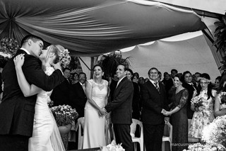 O beijo na noiva sob o olhar dos pais dela, Daniel e João  (Foto: Marcus Moriyama)