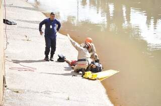 Bombeiros chegaram logo após o monitor retirar o corpo da menina de dentro do rio (Foto: Marcelo Calazans)