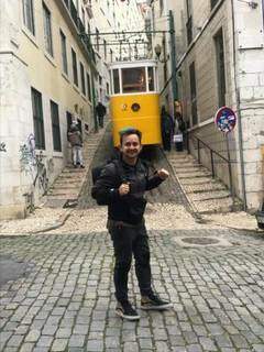 Lá vem o Elétrico 28. Para Robertinho, passear no bondinho por Lisboa também é imperdível (Foto: Bárbara Marques)