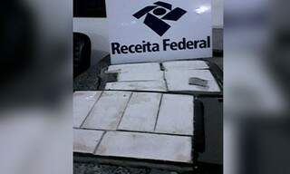 A droga foi encontrada no fundo falso de uma mala. (Foto: Divulgação/ Receita )