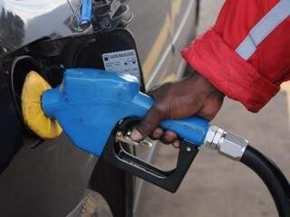 Funcionário de posto abastece carro na Capital: preço da gasolina varia de R$ 3,94 a R$ 4,39 na cidade (Foto: Paulo Francis/arquivo)
