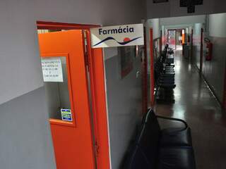 Na Farmácia do Centro, falta de medicação tem feito pacientes saírem de maõs vazias até a farmácia mais próxima. (Foto: João Garrigó)