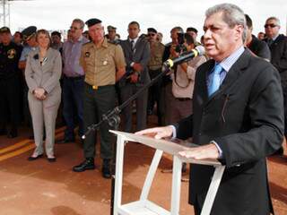 Governador discursa durante agenda pública em Dourados, onde participou das comemorações do aniversário de 25 anos do DOF. (Foto: Divulgação)
