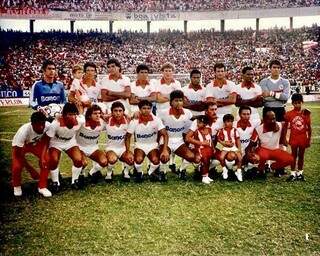 O time do Náutico, bicampeão pernambucano de 1985. Agachado, Lima é o sexto da esquerda para a direita (Foto: Náutico/Divulgação)