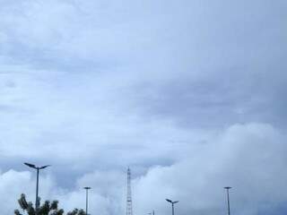Céu com &quot;nuvens carregadas&quot; na tarde desta quarta-feira em Campo Grande (Foto: Kísie Ainoã)