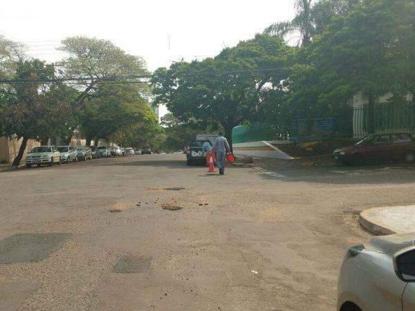 Com a cidade cheia de buracos, estagi&aacute;rios p&otilde;em 'o p&eacute; na massa'