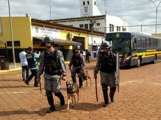 Policiais do Batalhão de Choque da PM deixam presídio após pente-fino, na semana passada (Foto: Adilson Domingos)