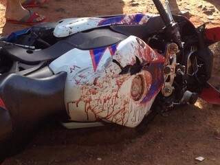 Sangue ficou na moto em que a vítima conduzia. (Foto: Direto das Ruas) 