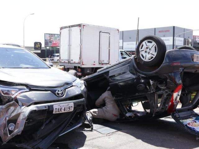 Sem dar seta, motorista invade pista, bate em outro carro e capota