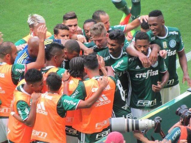 Tch&ecirc; Tch&ecirc; marca em volta, Dudu faz gola&ccedil;o e Palmeiras vence f&aacute;cil o cl&aacute;ssico