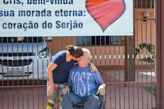 Finalizando a entrevista com o beijo do casal em frente ao portão da casa (Foto: Alana Portela)