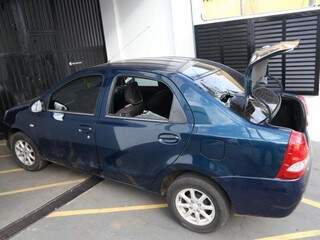 Carro teve a janela e o vidro traseiro quebrados (Foto: Paulo Francis) 