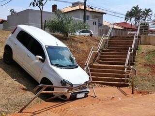 Carro parou no fim do corrimão de escadaria na Orla Morena (Foto: Henrique Kawaminami)