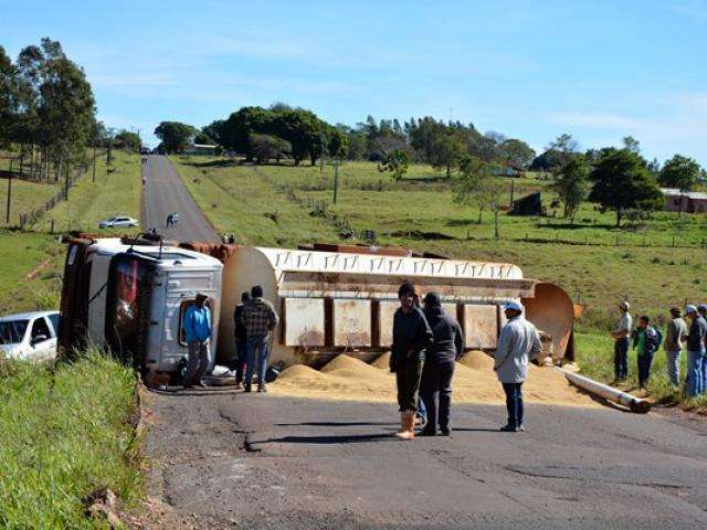 Caminh&atilde;o carregado ra&ccedil;&atilde;o tomba na MS-145 e motorista fica ferido