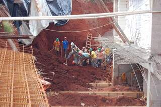 Em maio, operário ficou soterrado na obra do prédio residencial. (Foto: Paula Vitorino)