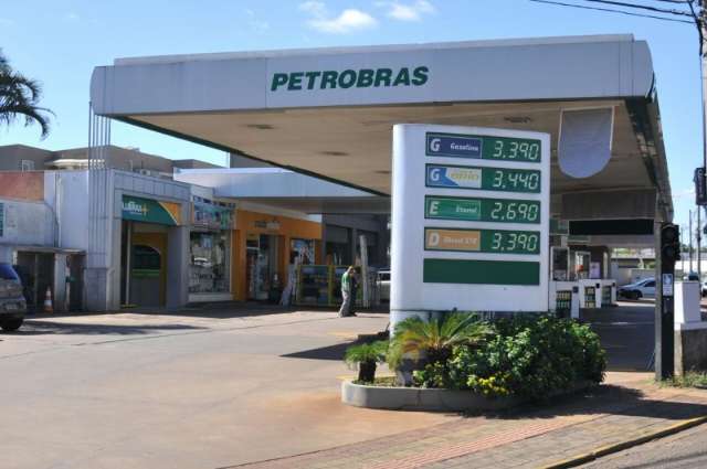 Pre&ccedil;o do etanol cai, mas abastecer com gasolina ainda &eacute; mais vantajoso